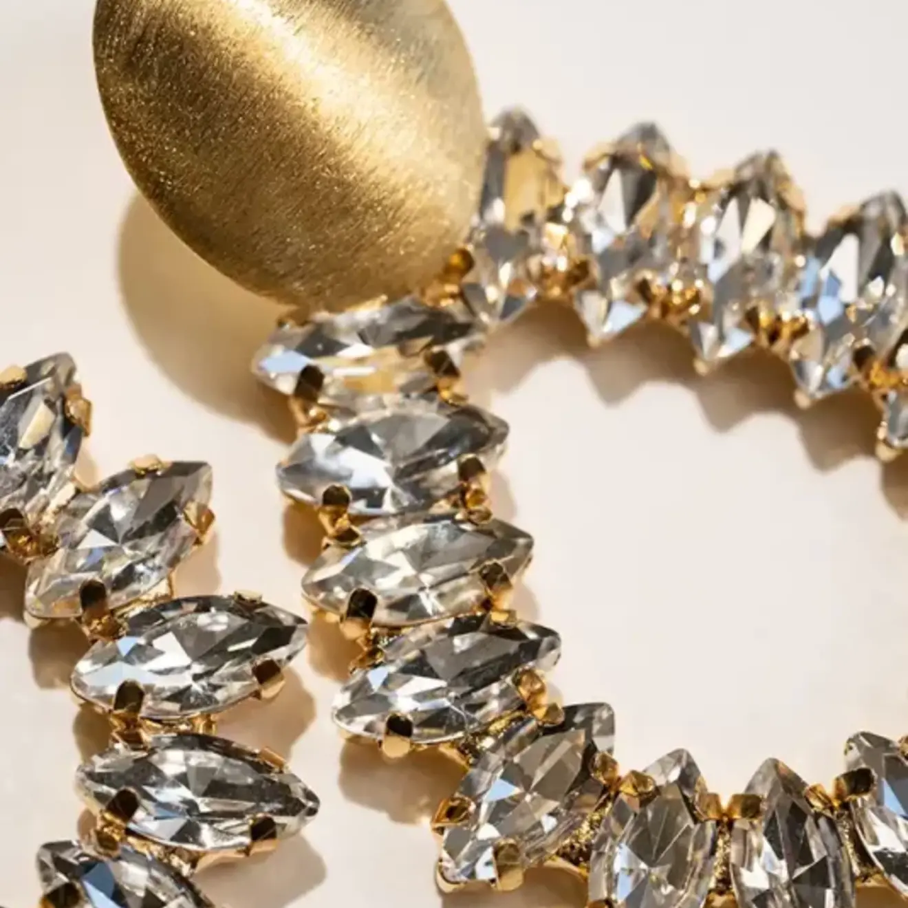 Hally M brushed gouden oorbellen crystal