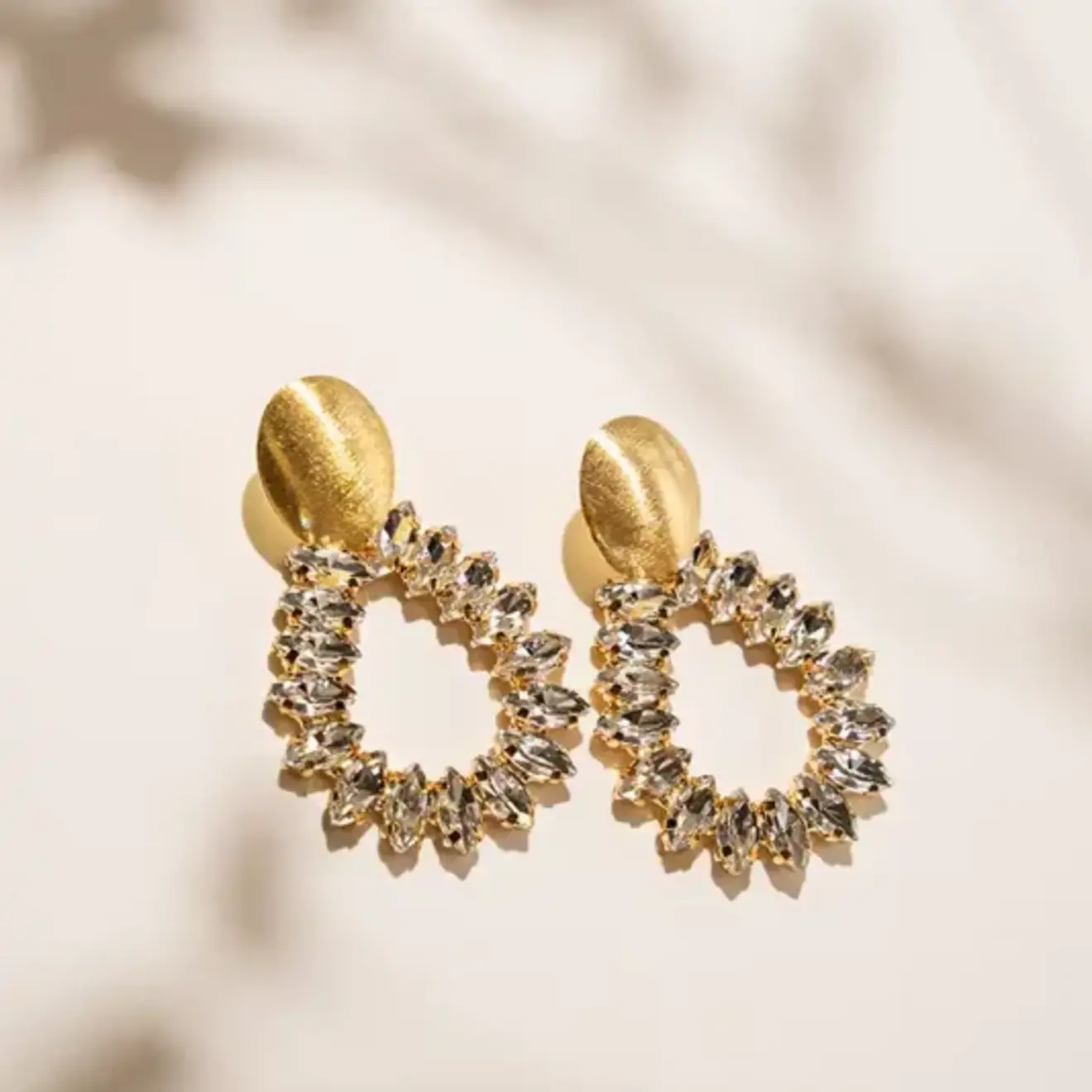 Hally M brushed gouden oorbellen crystal