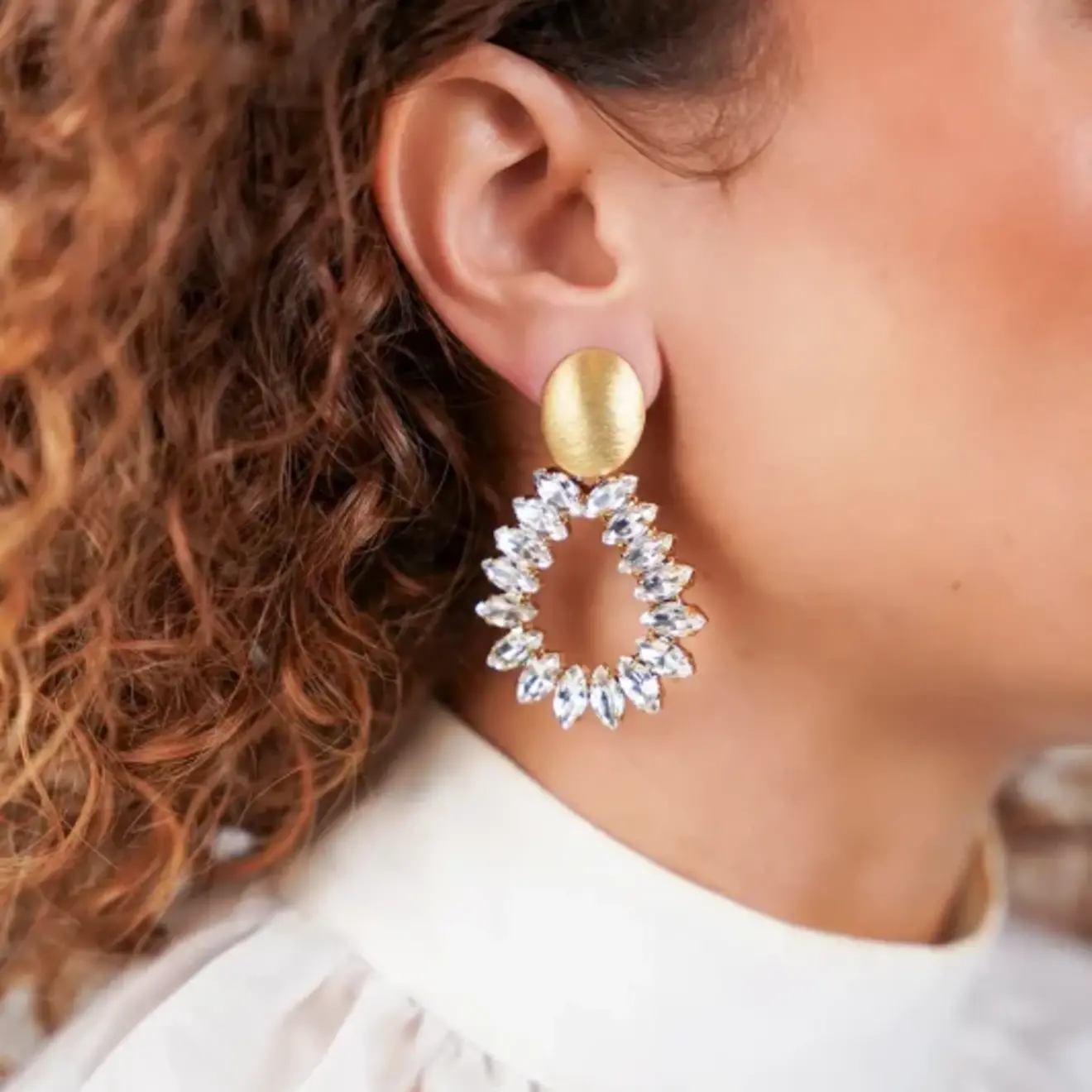 Hally M brushed gouden oorbellen crystal