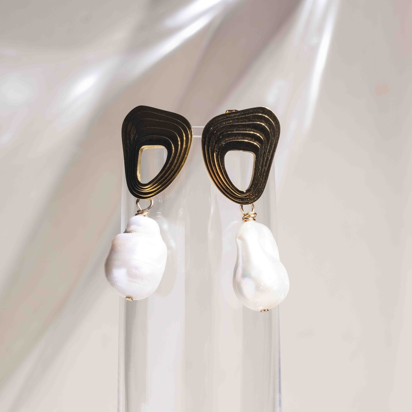 Calliope wild pearl oorbellen goud