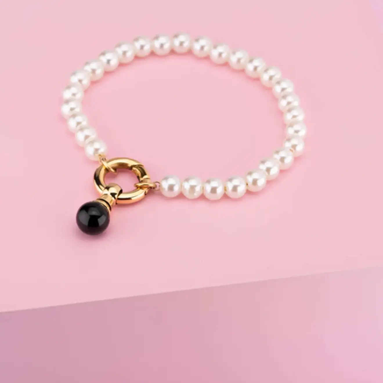 Twisted girl with pearl armband goud
