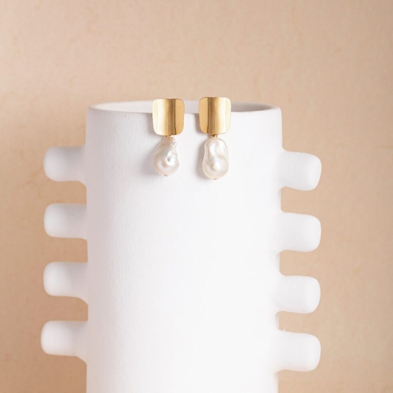 Dolores wild pearl oorbellen goud