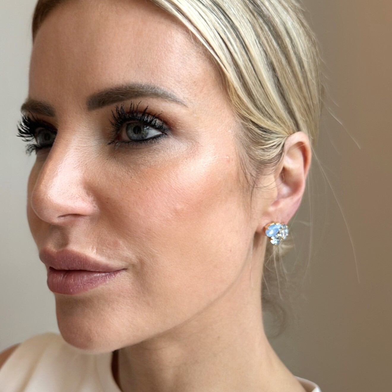 Ariël mini stud lichtblauwe zomermix oorbellen