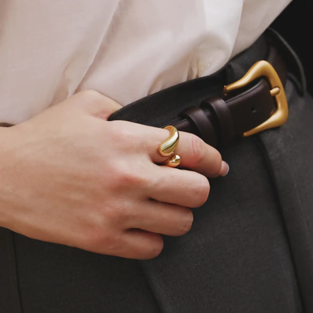 Gold sculptural crossover ring goud