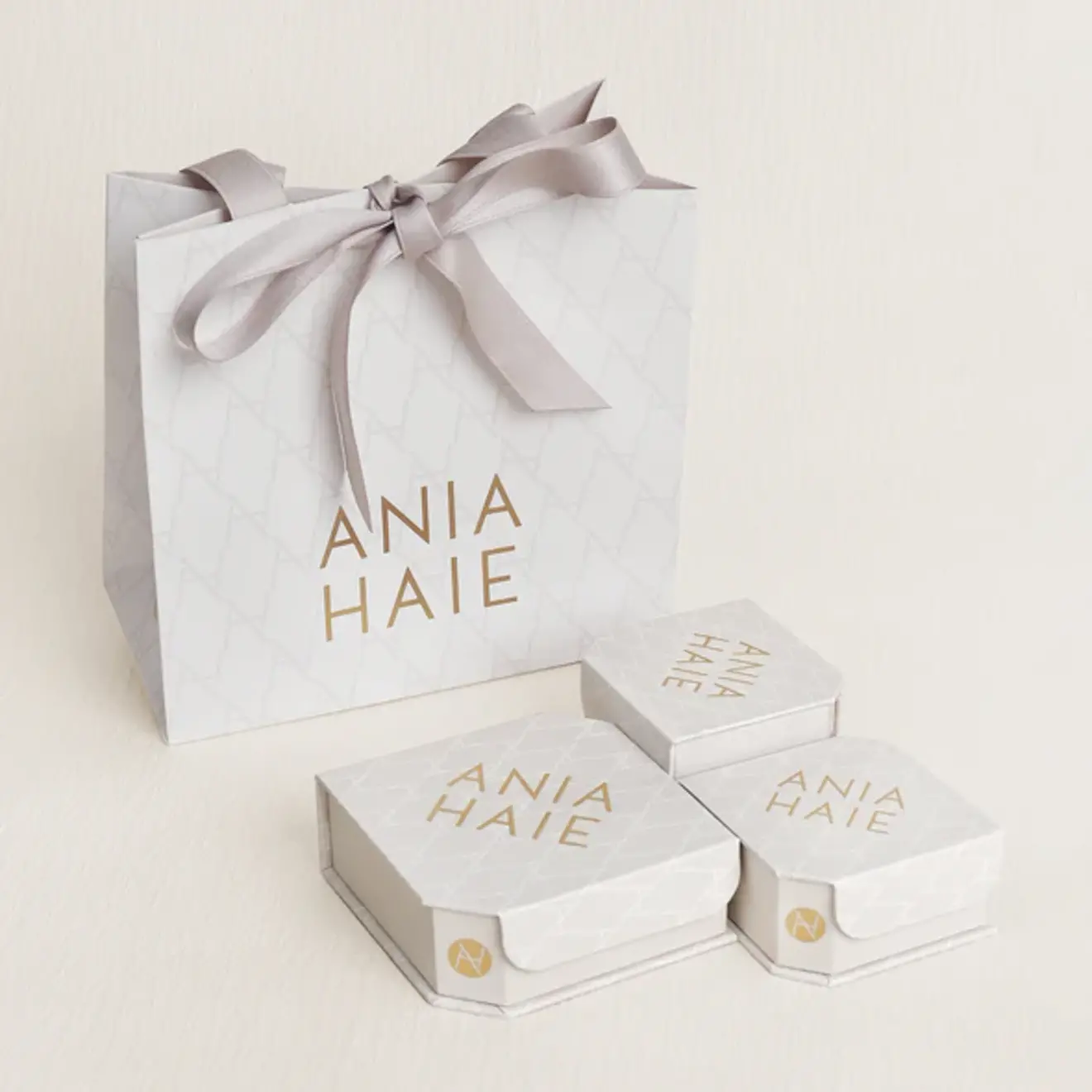 Sparkling pavé huggie hoop oorbellen goud