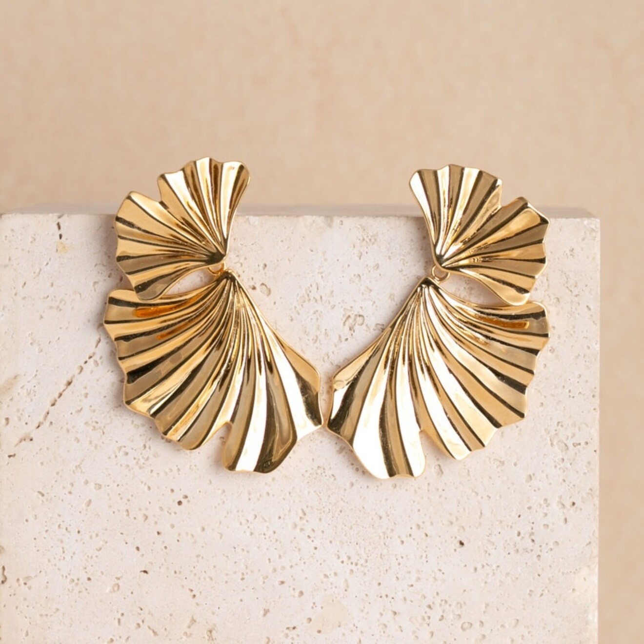 Ginkgo statement oorbellen goud