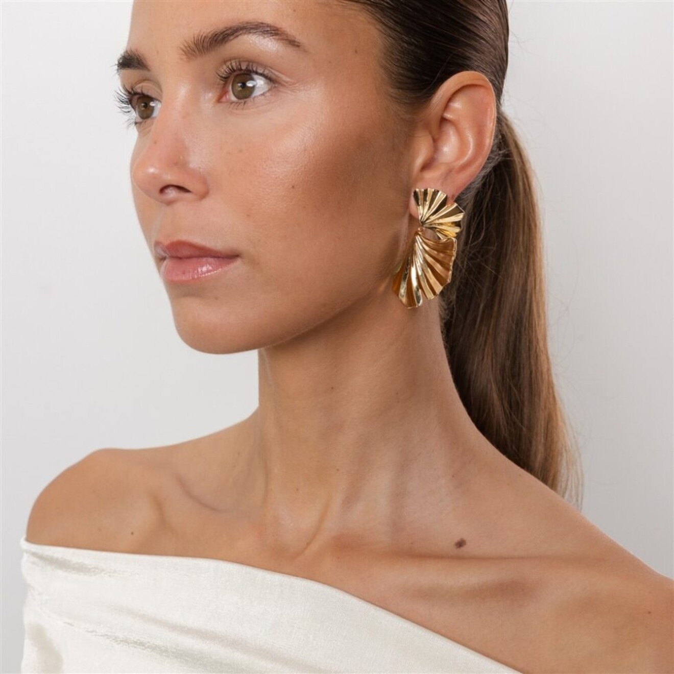 Ginkgo statement oorbellen goud