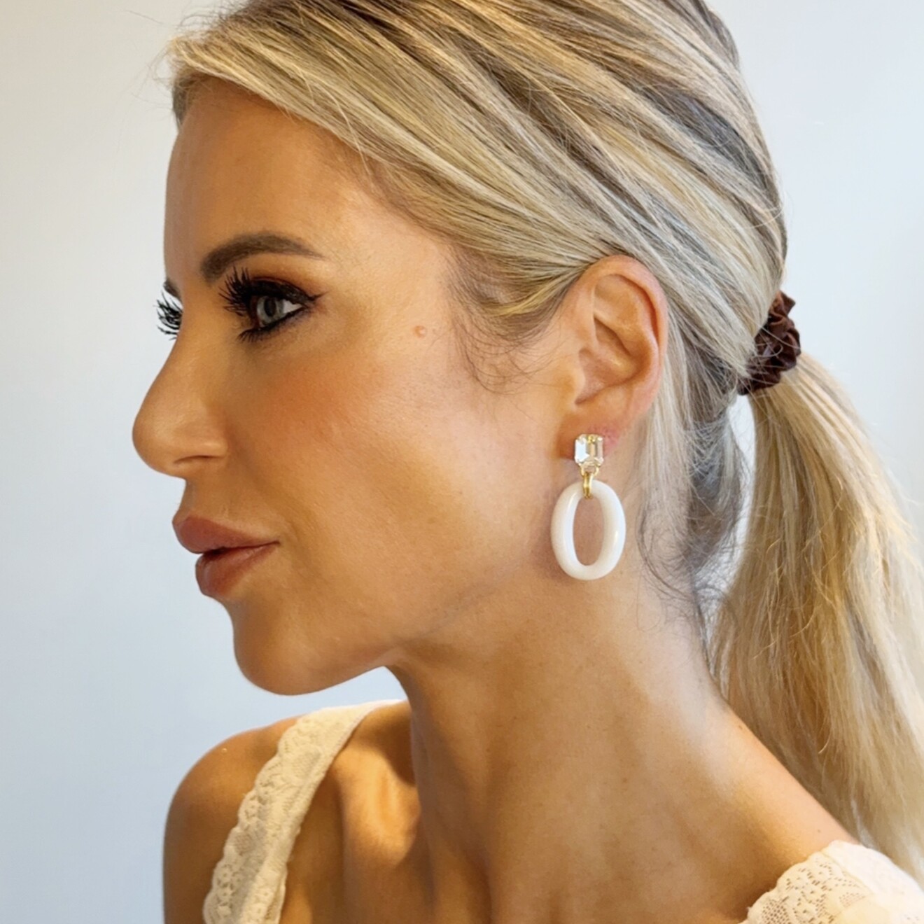 Annelies oorbellen ovaal lichtgrijs kristal