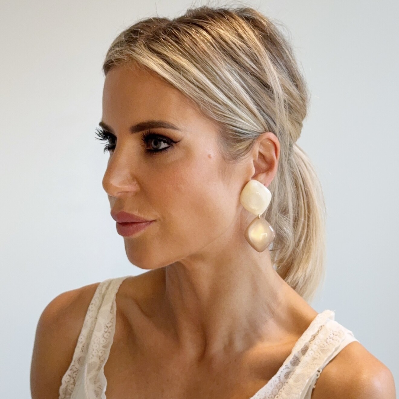 Blake dubbele harsoorbellen beige wit nacré