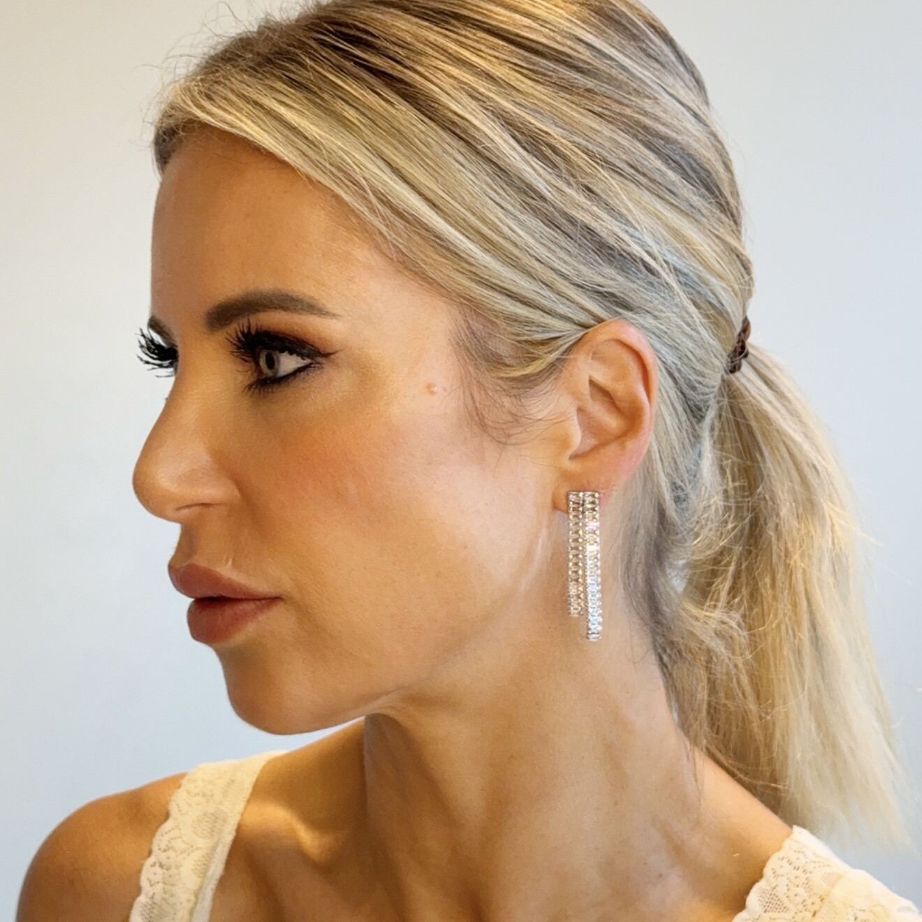 Tiny korte strass oorbellen zilver