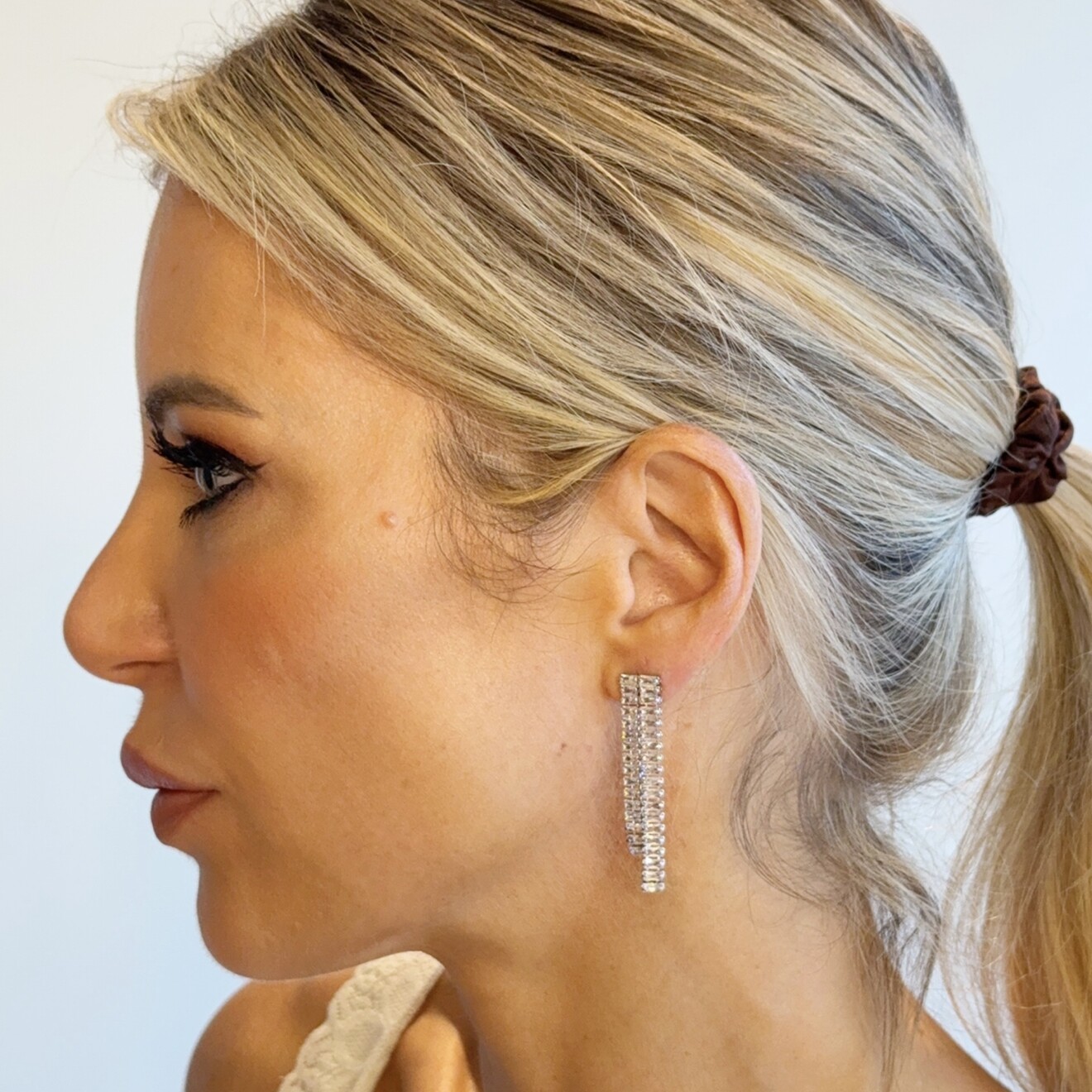 Tiny korte strass oorbellen zilver