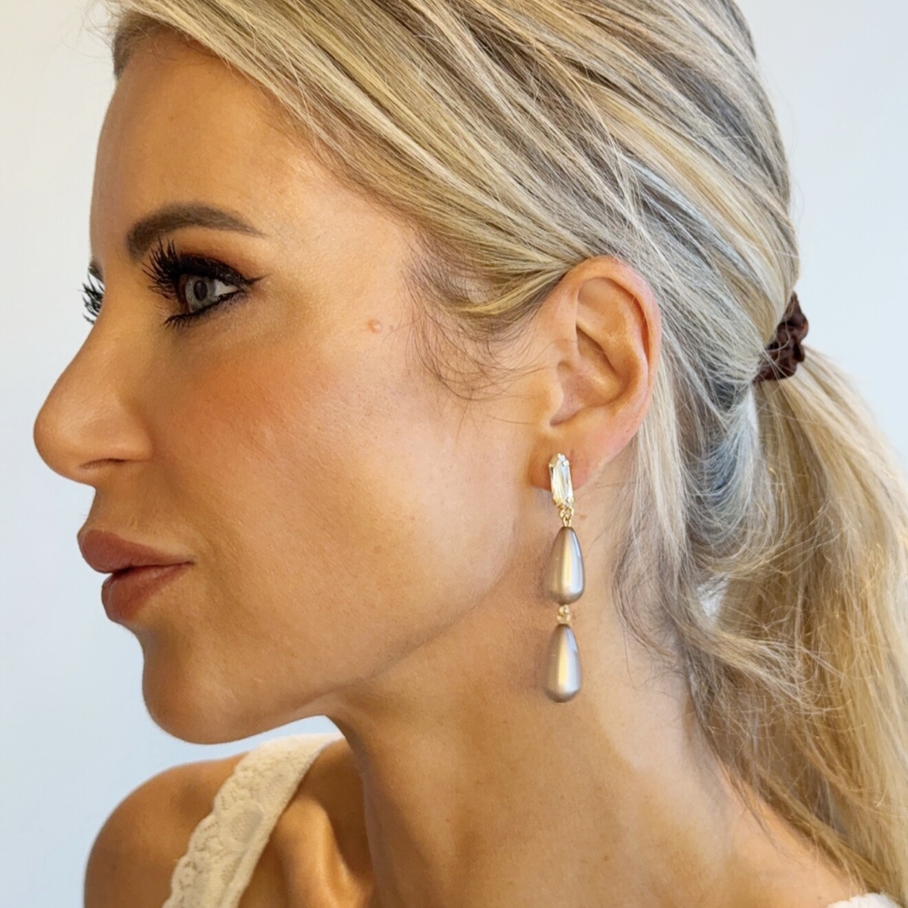 Anne champagne oorbellen met kristal goud