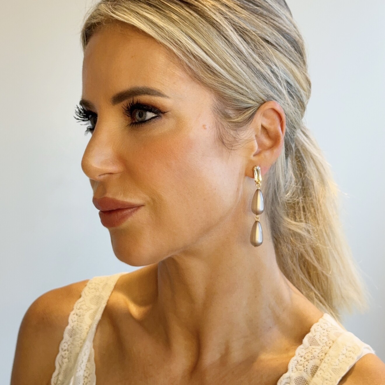 Anne champagne oorbellen met kristal goud