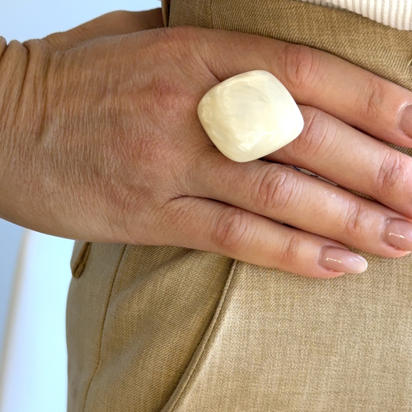 Blake aanpasbare hars ring wit nacré goud