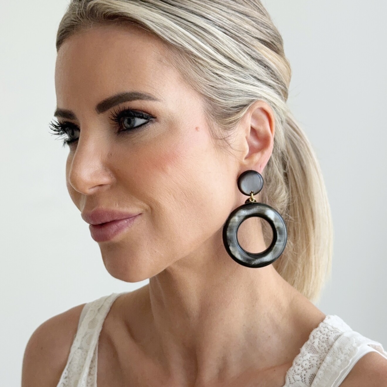 Laura zwart nacré hars oorbellen