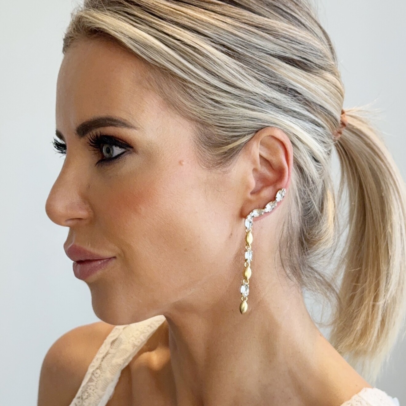 Laure feest oorbellen goud wit