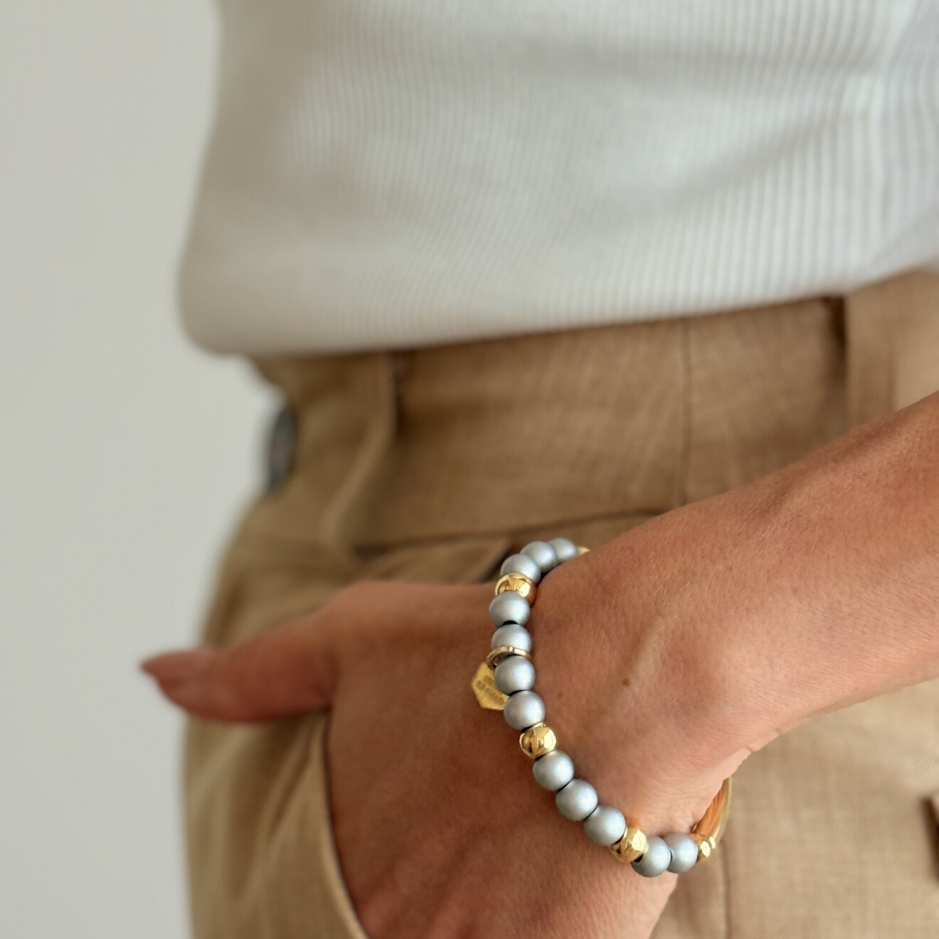 Laura elastische parelarmband zilver & goud