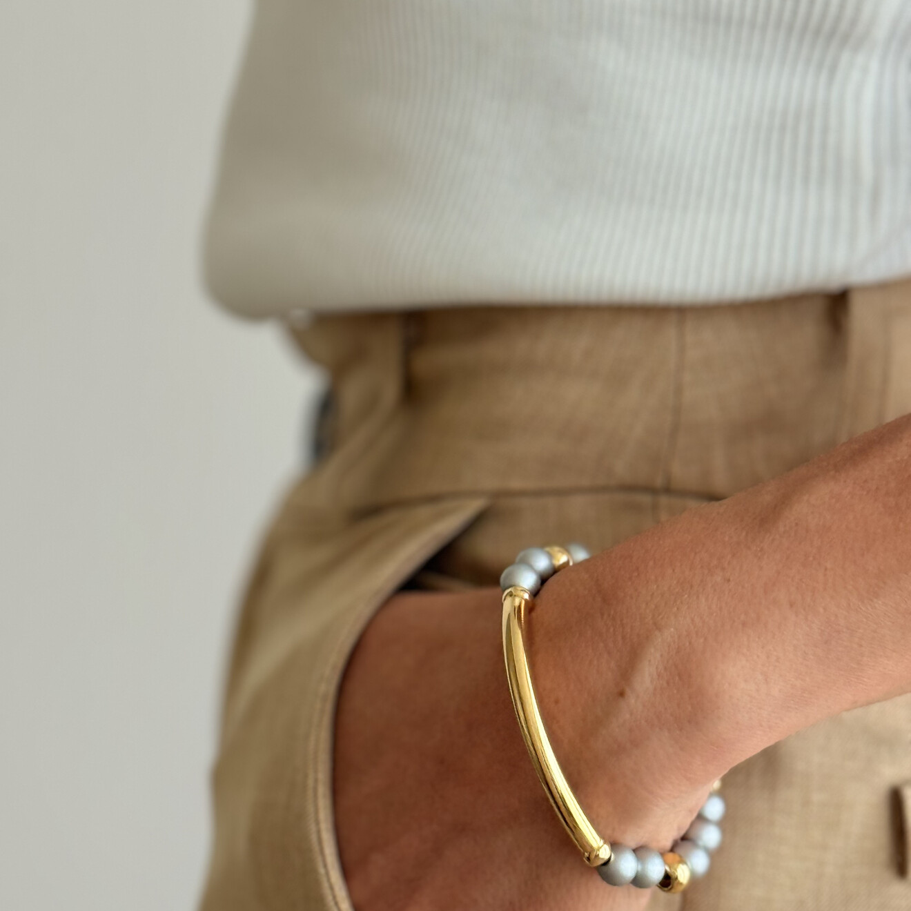 Laura elastische parelarmband zilver & goud