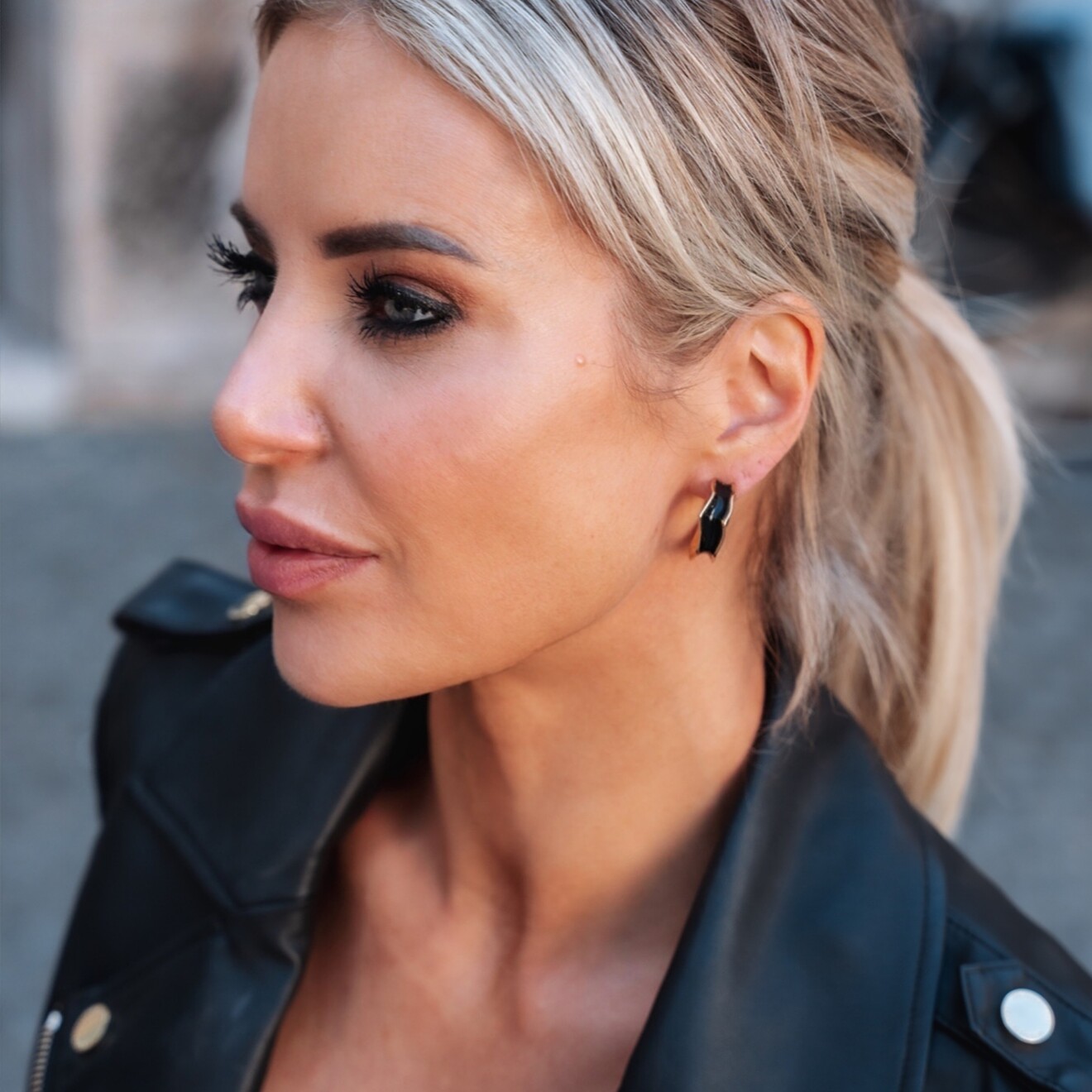 Fabienne zwarte hoop oorbellen