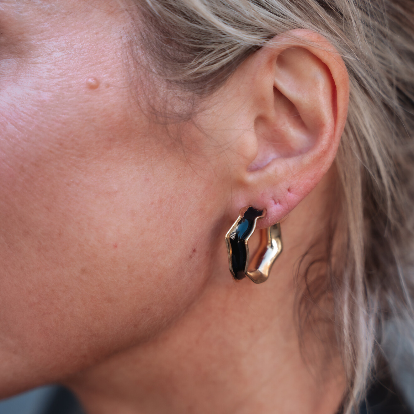 Fabienne zwarte hoop oorbellen