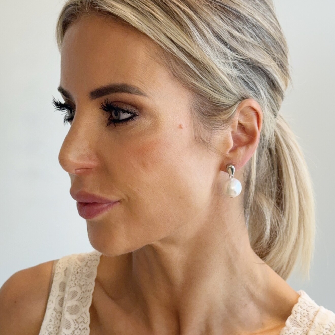 Mona pareloorbellen kort zilver