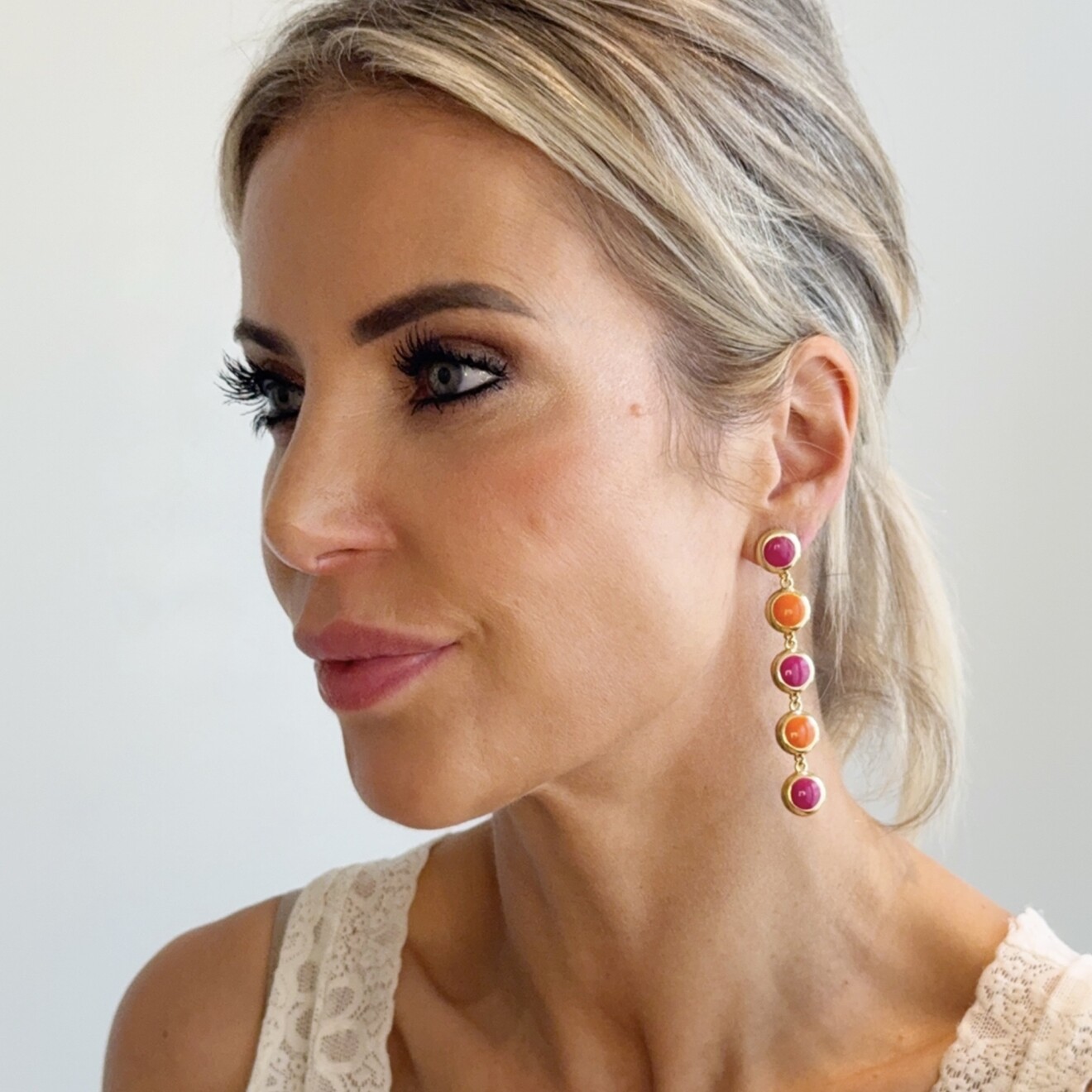 Maureen lange oorbellen fuchsia koraal