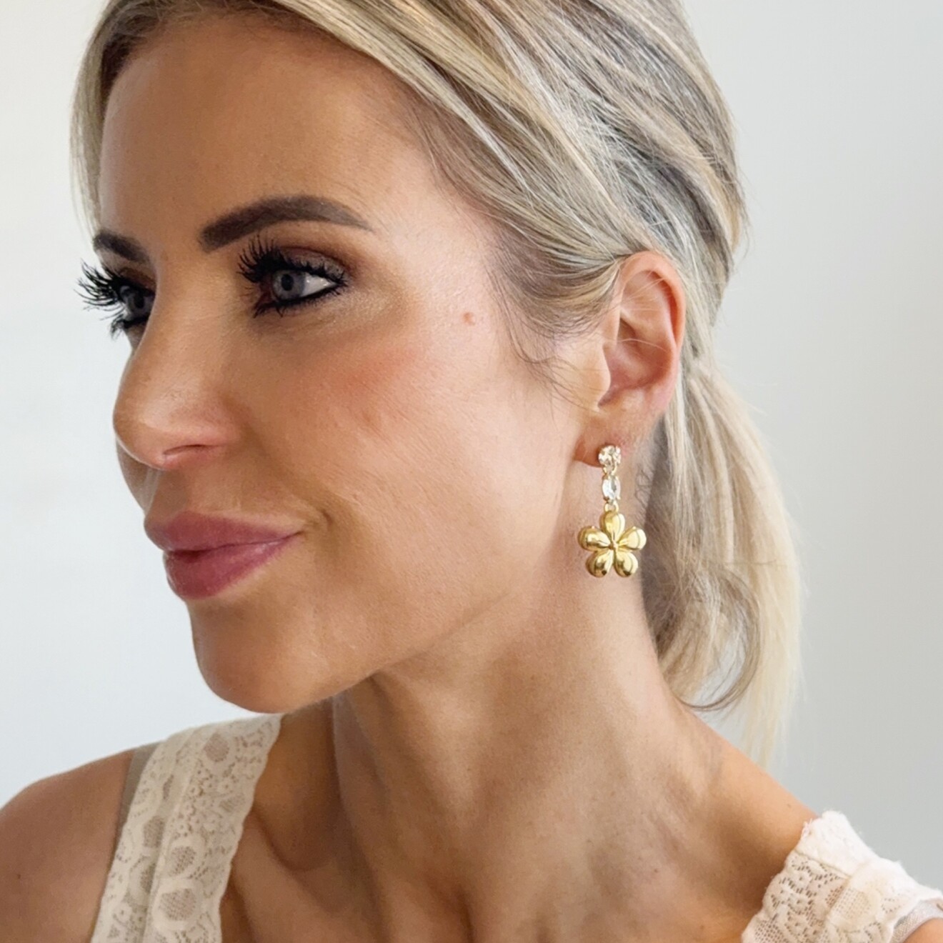 Loesje bloem oorbellen goud lang