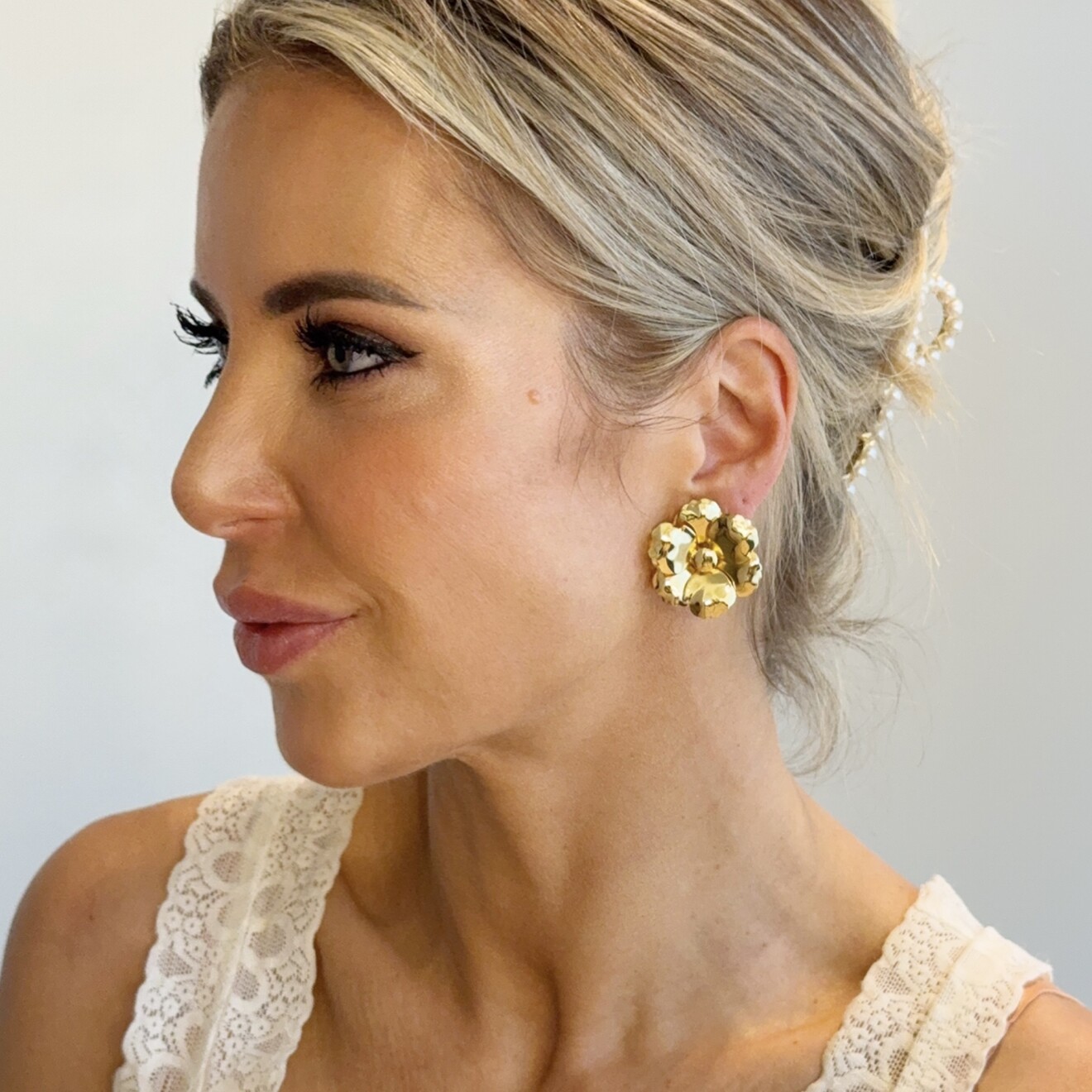 Yentl large CLIPS bloem oorbellen goud