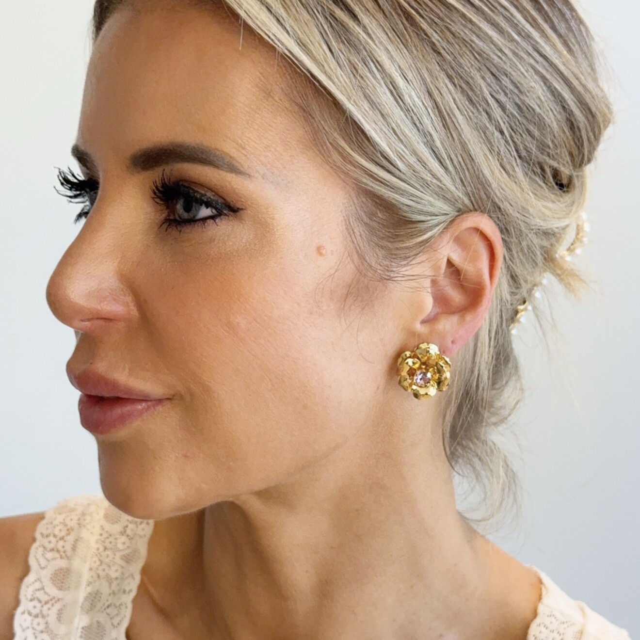 Yentl gouden bloemetjes oorbellen met lila accent