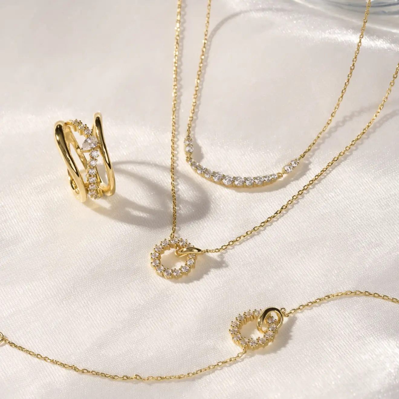 Interlinked circles pave ketting goud