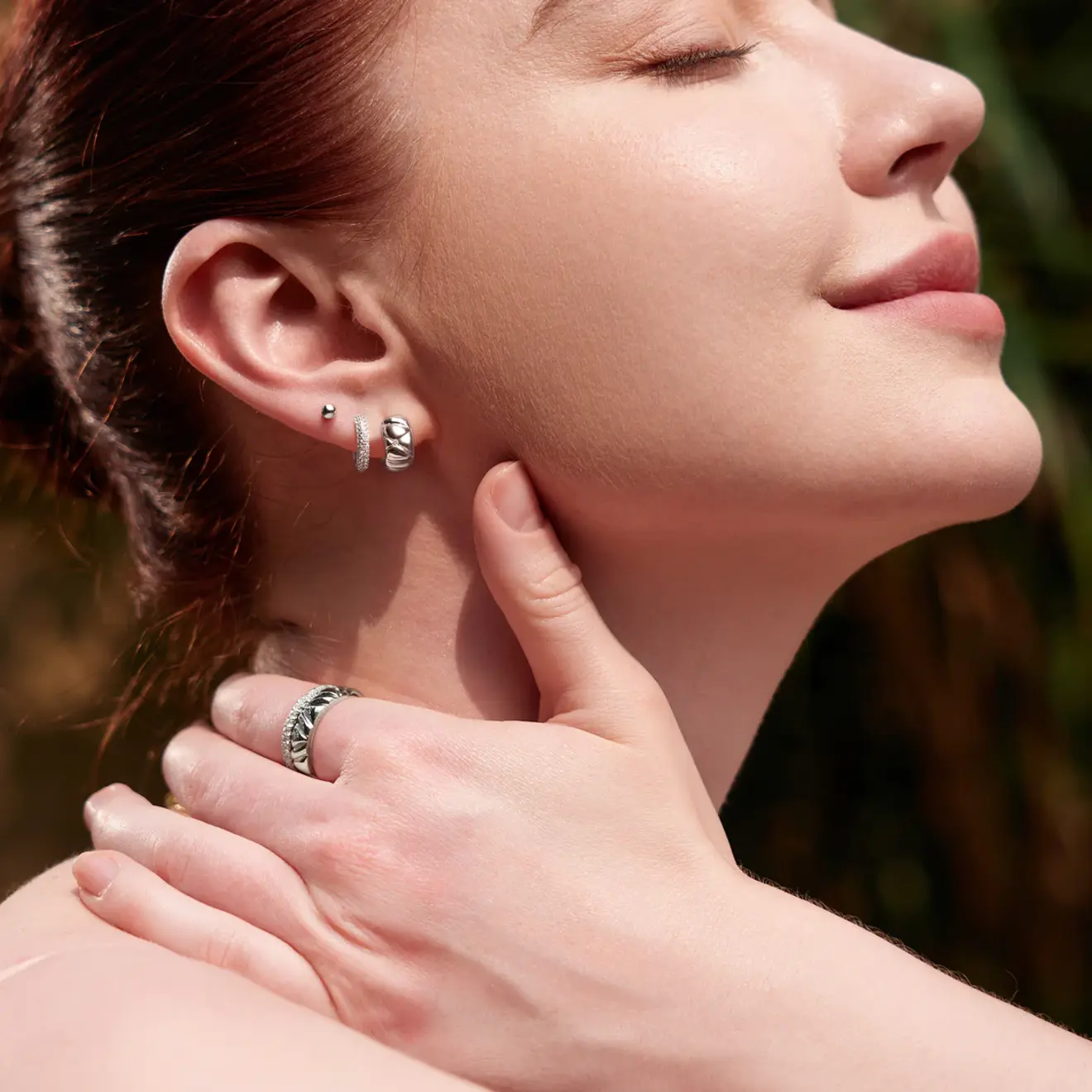 Pavé huggie oorbellen zilver