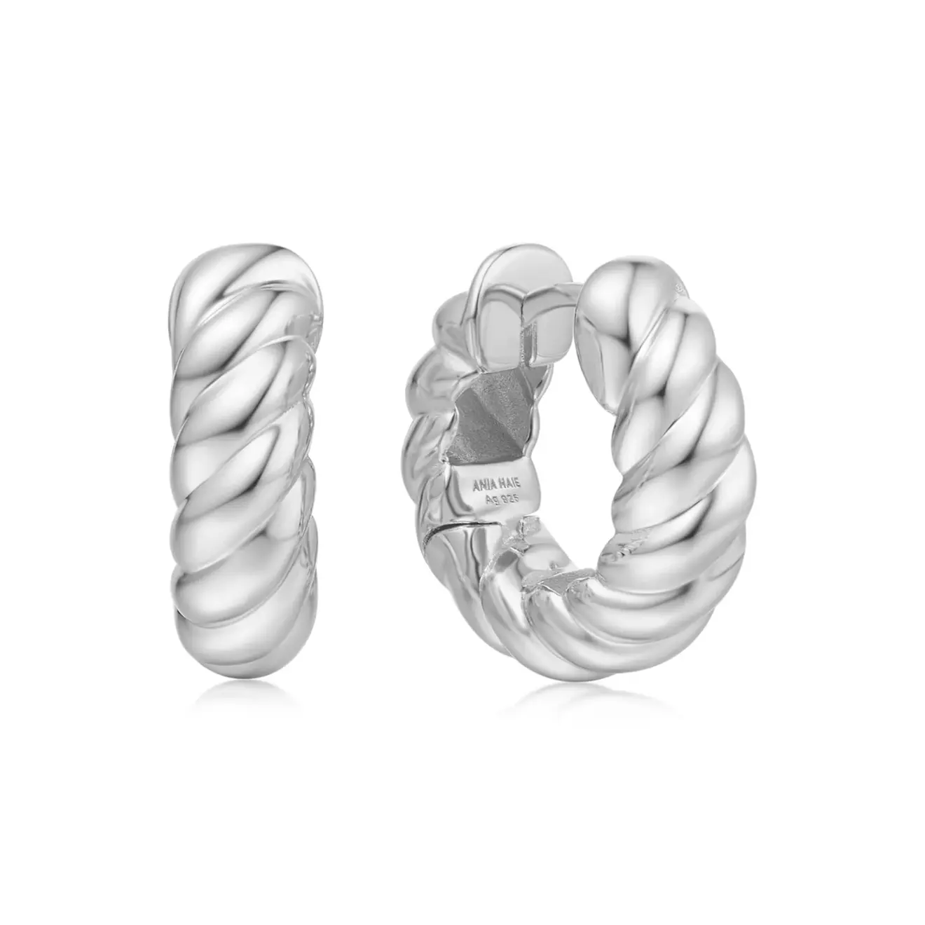 Bold texture huggie hoop oorbellen zilver