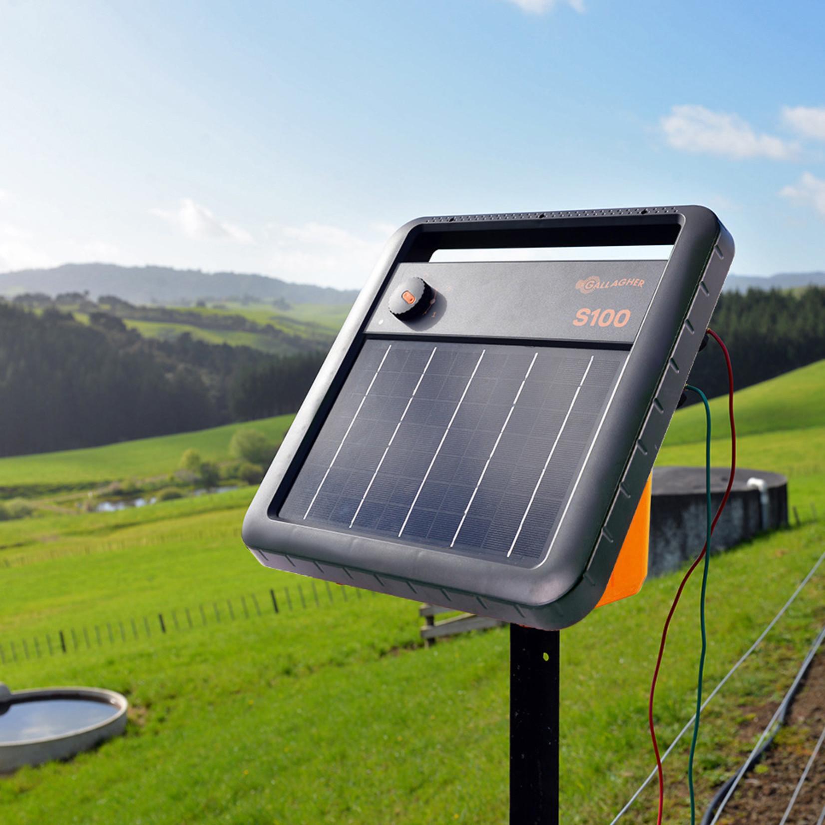 Gallagher S100 Électrificateur solaire avec batterie (1,0 J - Solaire) avec support gratuit