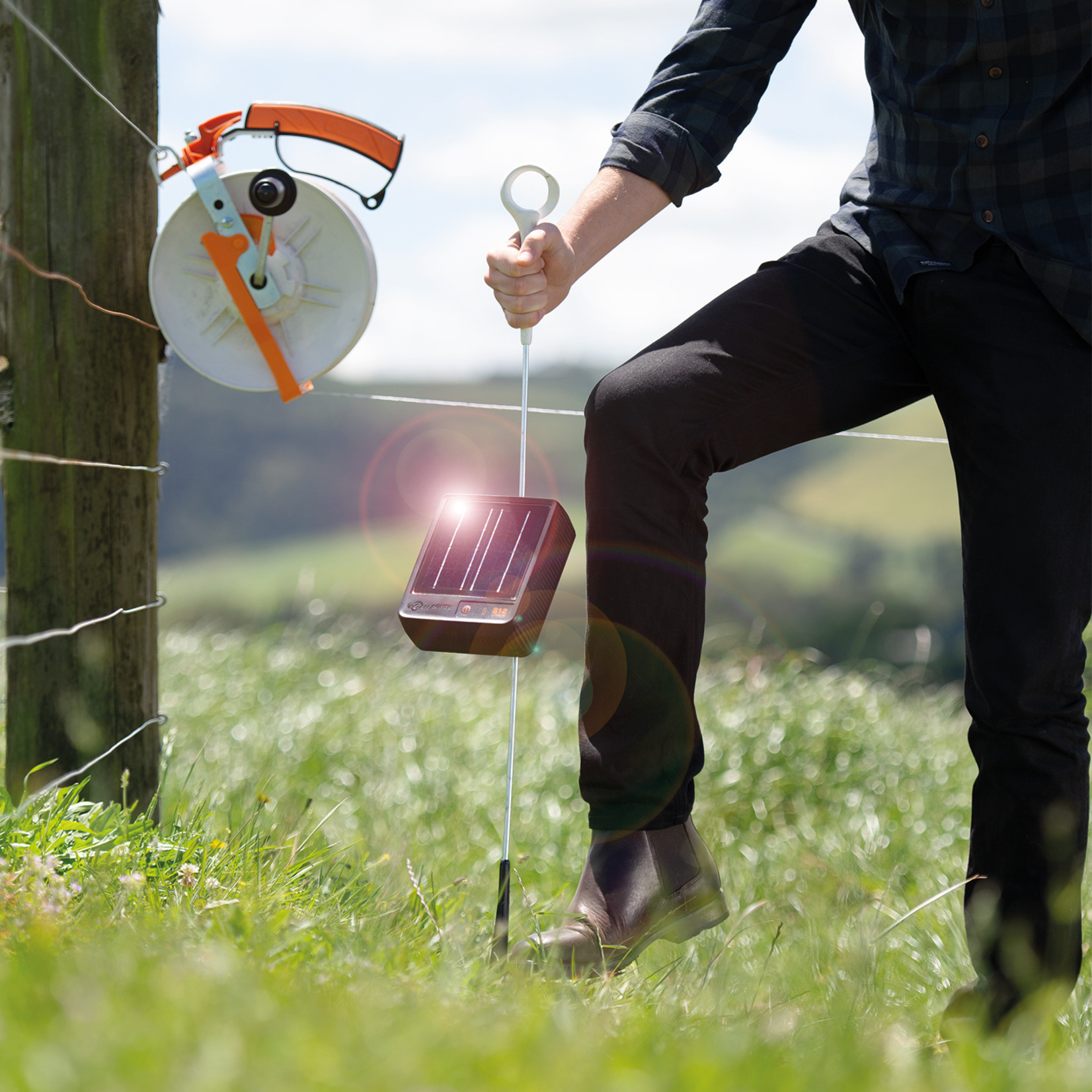 Gallagher S12li Électrificateur solaire avec batterie (0,12 J - Solaire) avec support gratuit