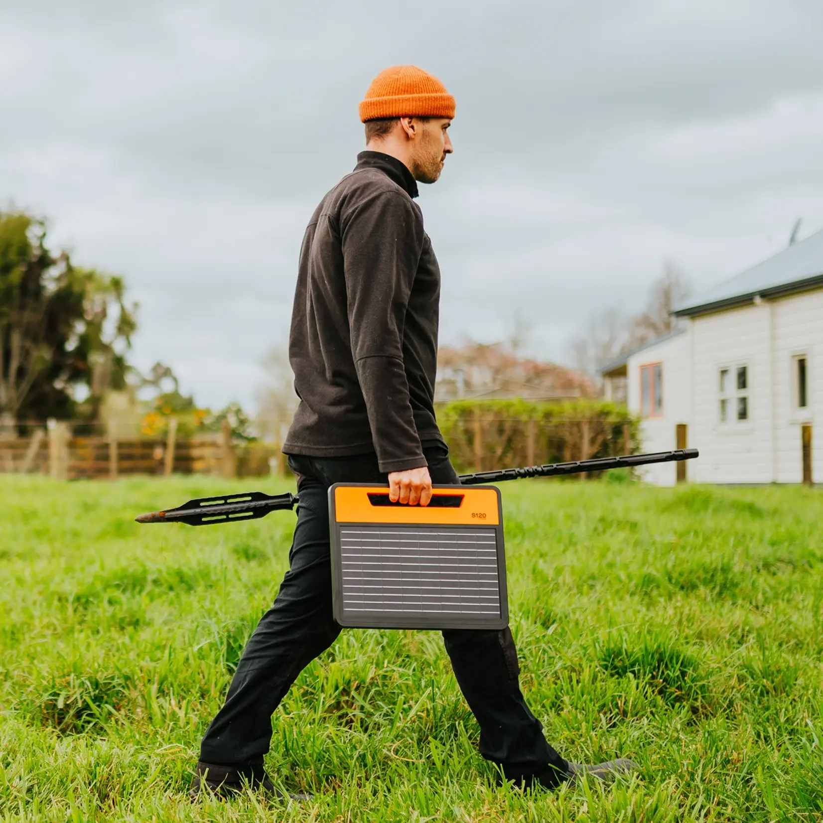 Gallagher S120li Électrificateur solaire avec batterie (1,2 J - Solaire)