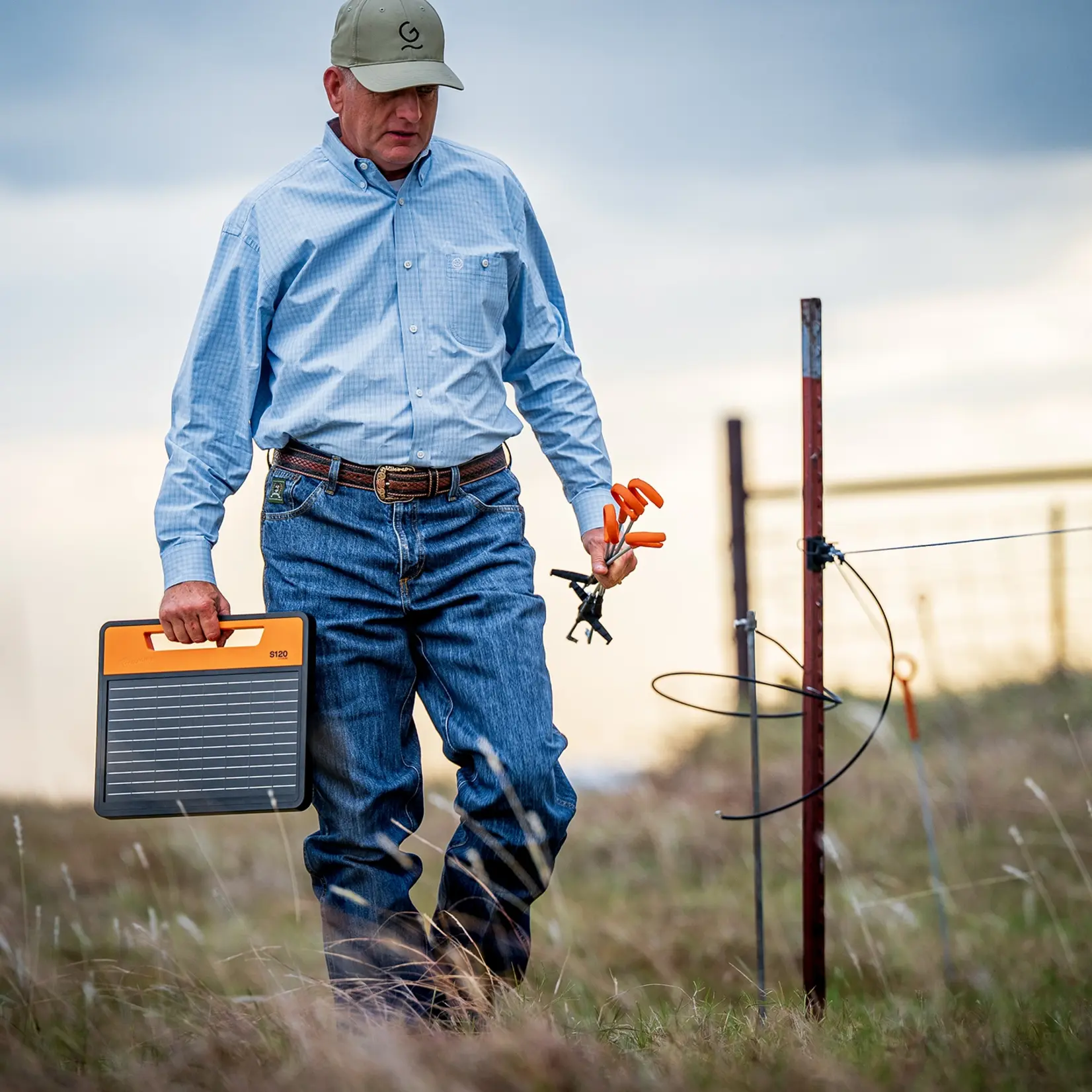 Gallagher S120li Électrificateur solaire avec batterie (1,2 J - Solaire)