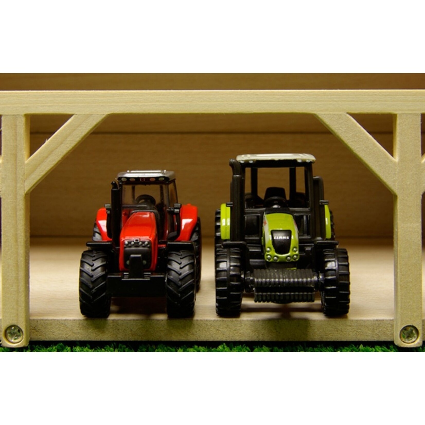 Kids Globe Hangar agricole miniature Kids Globe en bois pour 3 tracteurs – 1:16