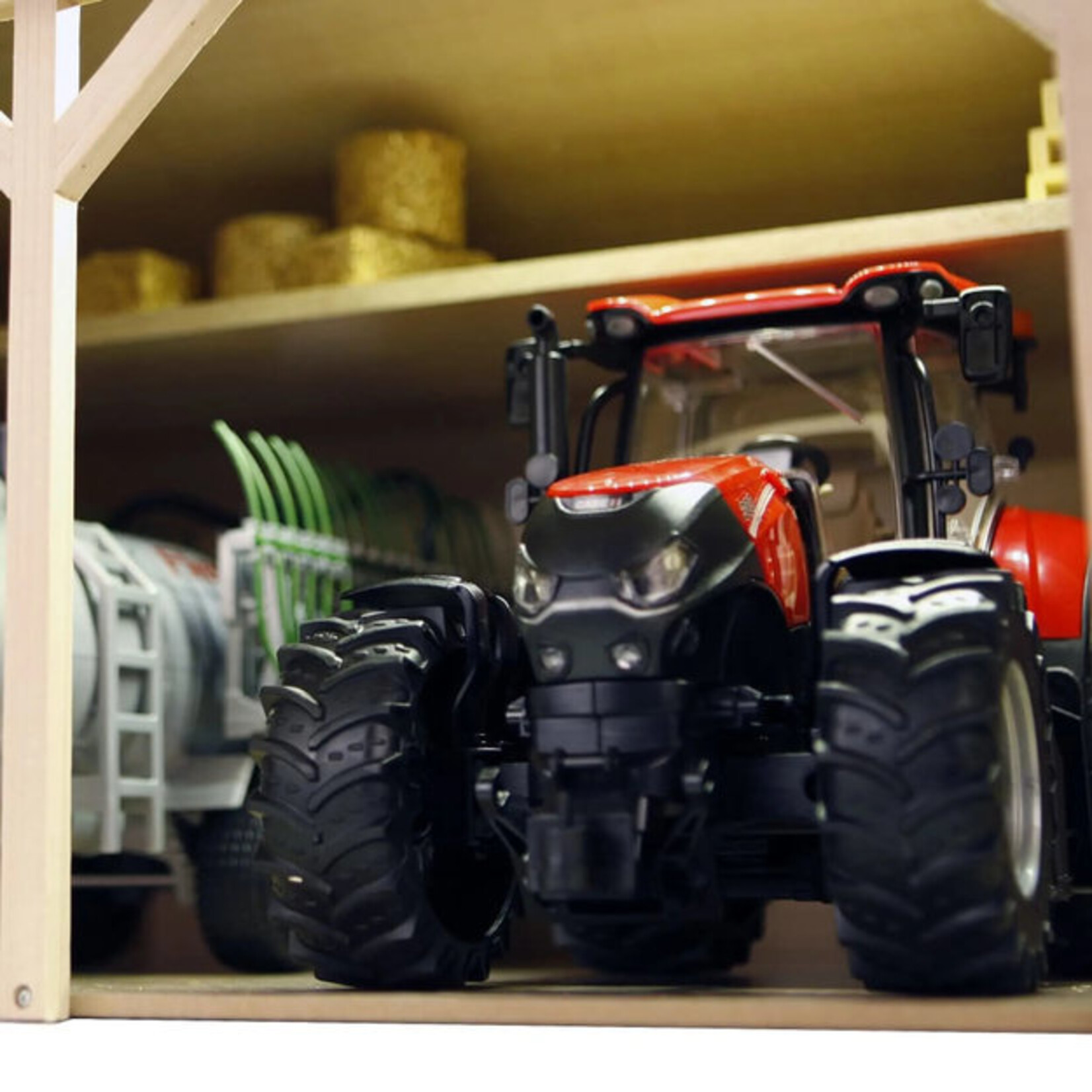 Kids Globe Hangar agricole miniature Kids Globe en bois pour 3 tracteurs – 1:16