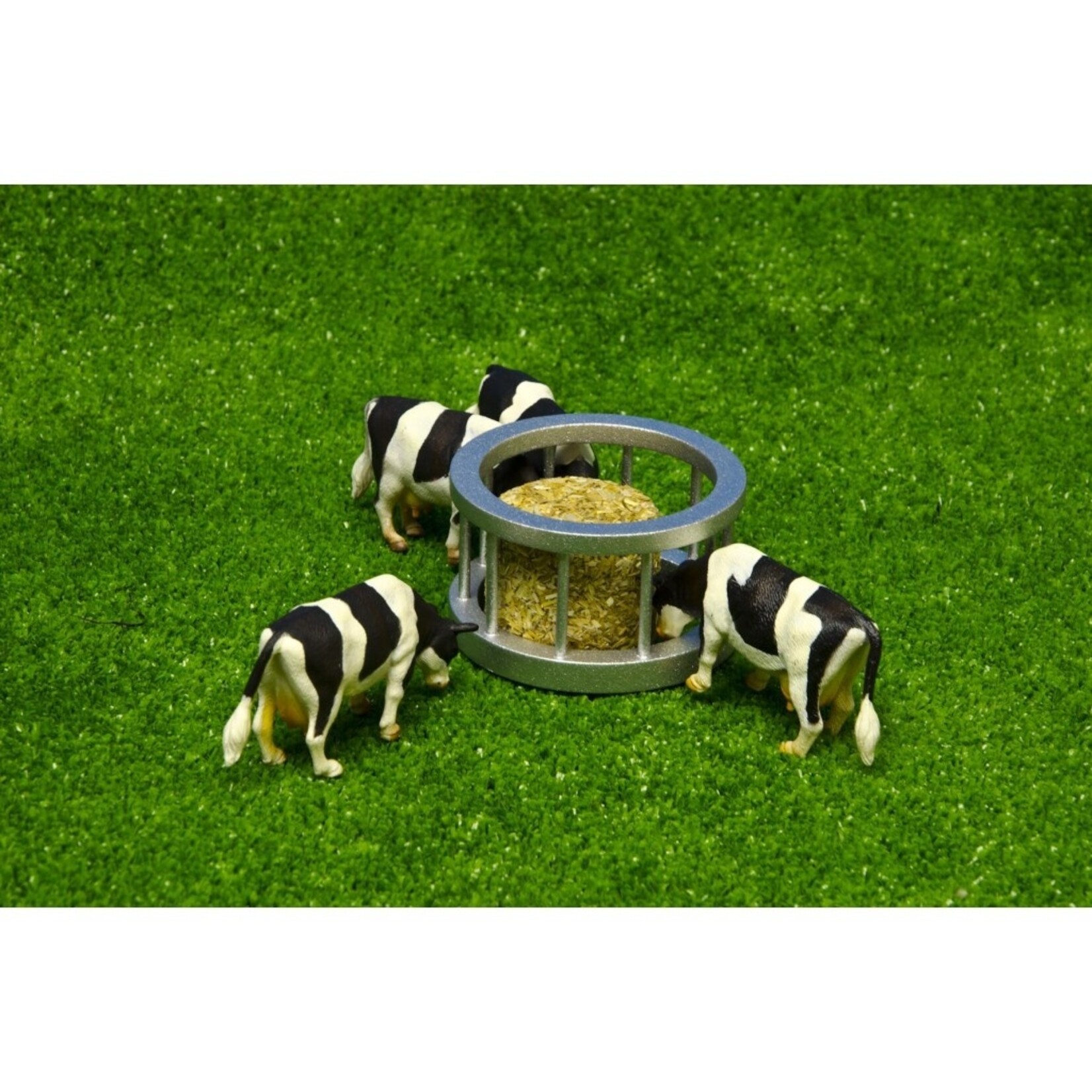 Kids Globe Accessoires de ferme Kids Globe Ensemble nourrissage bovins, balle de paille, vache – 1:32