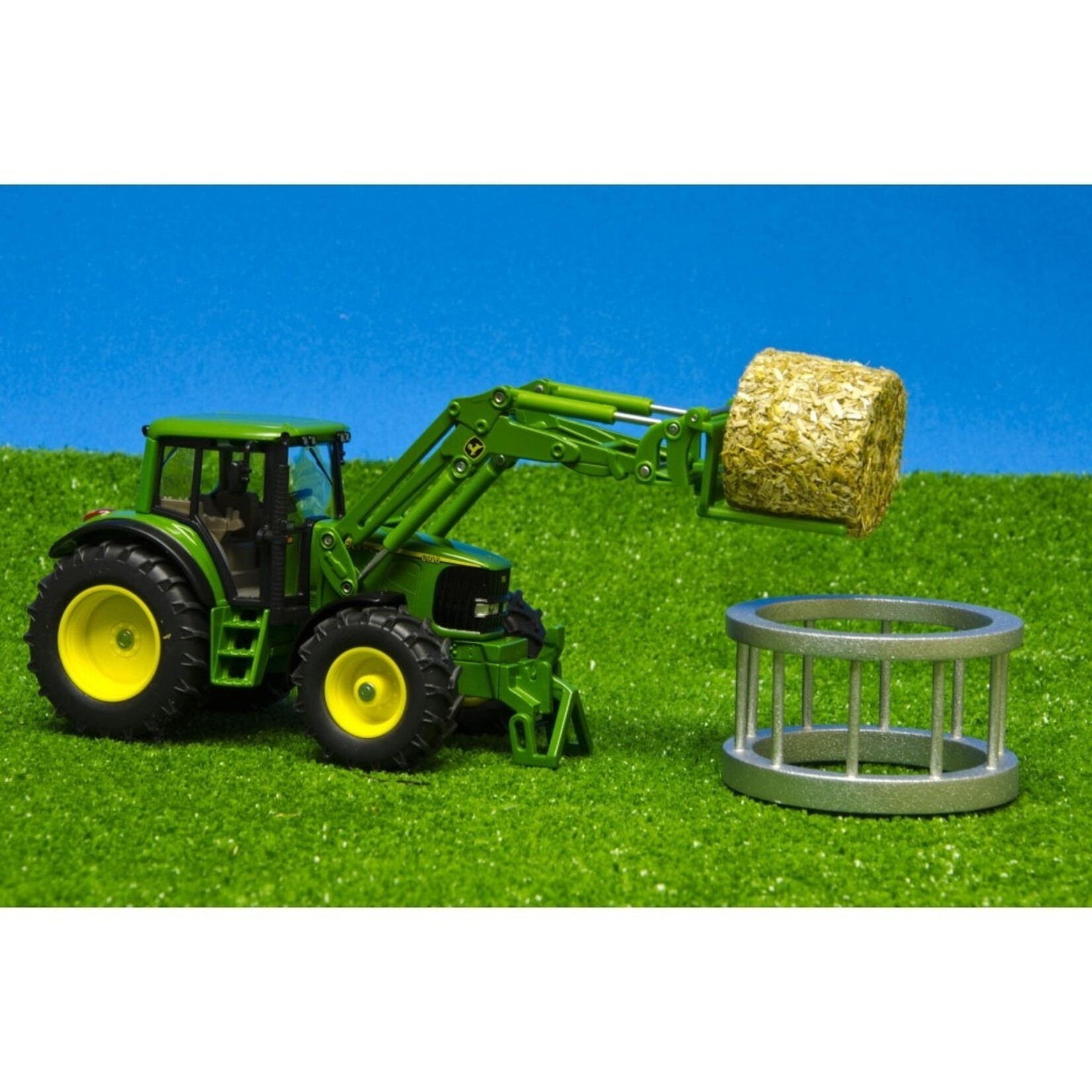 Kids Globe Accessoires de ferme Kids Globe Ensemble nourrissage bovins, balle de paille, vache – 1:32
