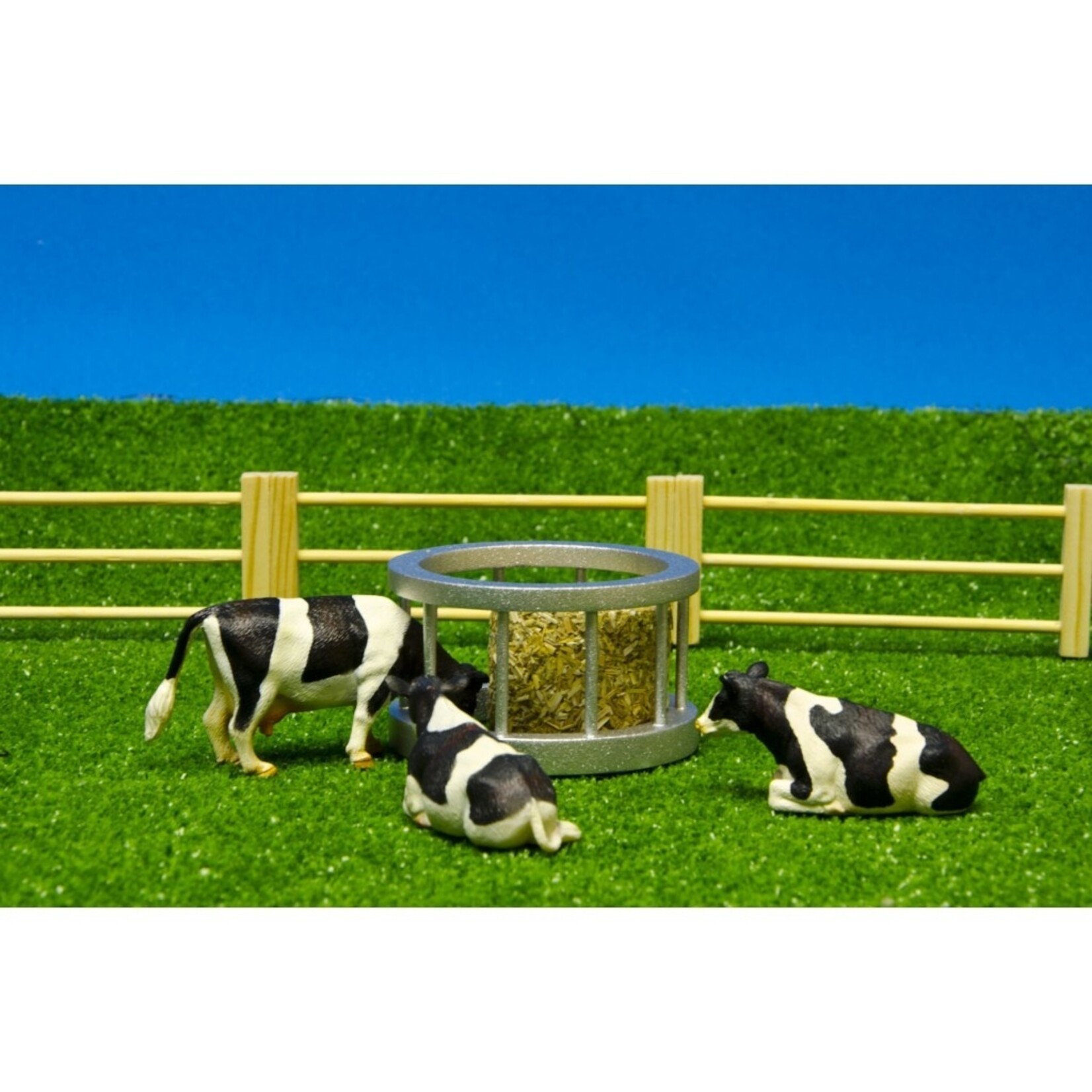 Kids Globe Accessoires de ferme Kids Globe Ensemble nourrissage bovins, balle de paille, vache – 1:32