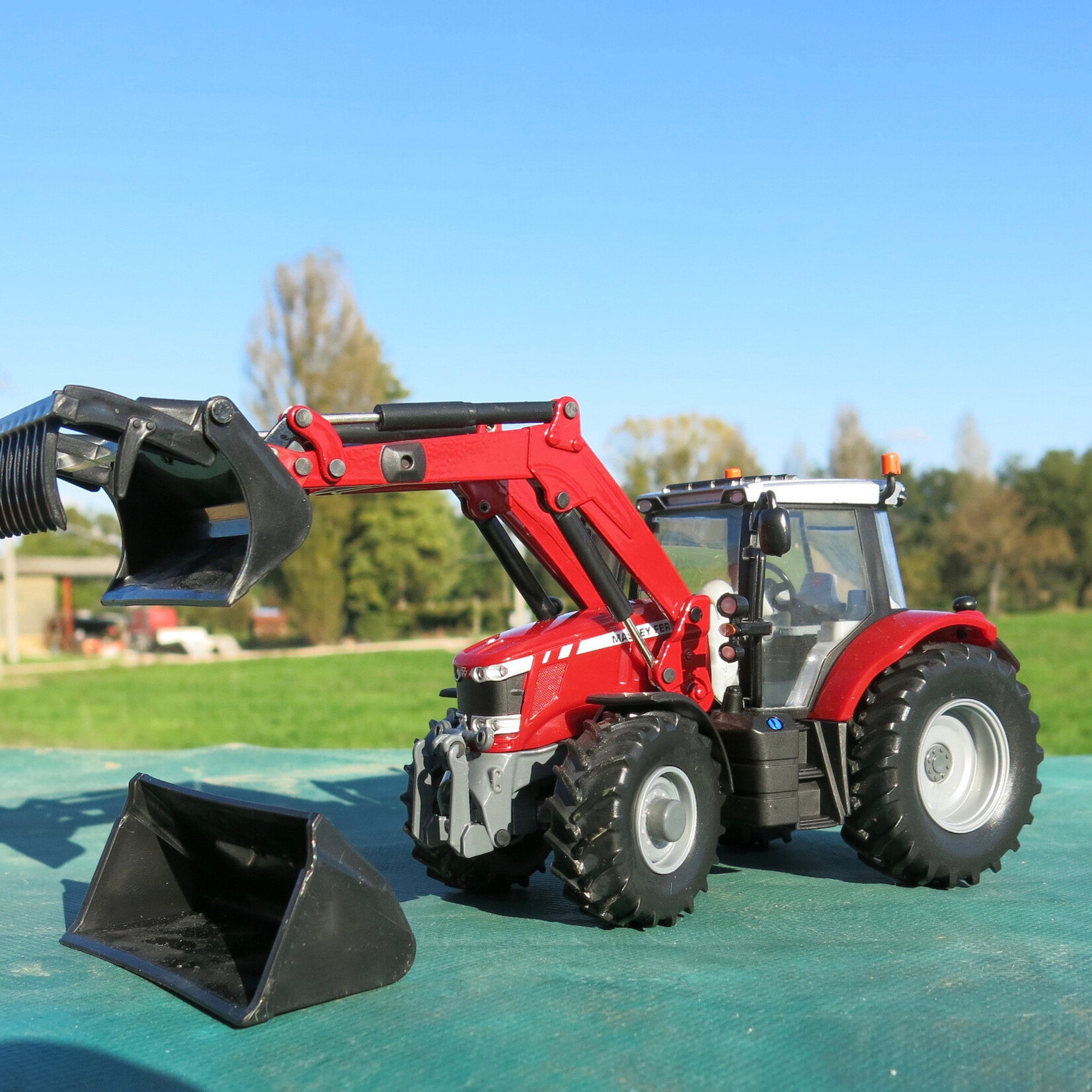 Britains Tracteur Britains Massey Ferguson 6616 avec chargeur frontal – 1:32