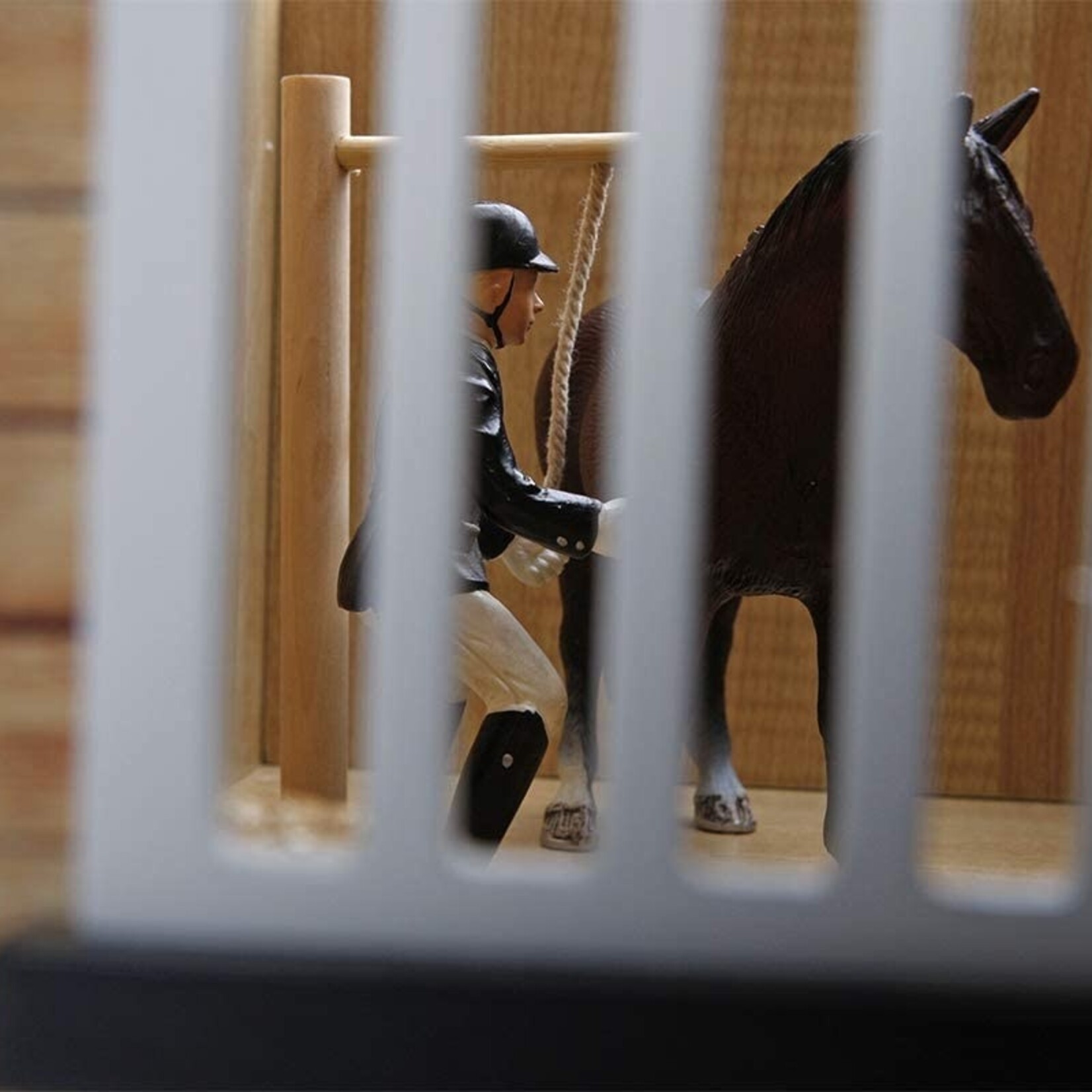 Kids Globe Écurie miniature Kids Globe cheval avec trois boxes à chevaux – 1:24