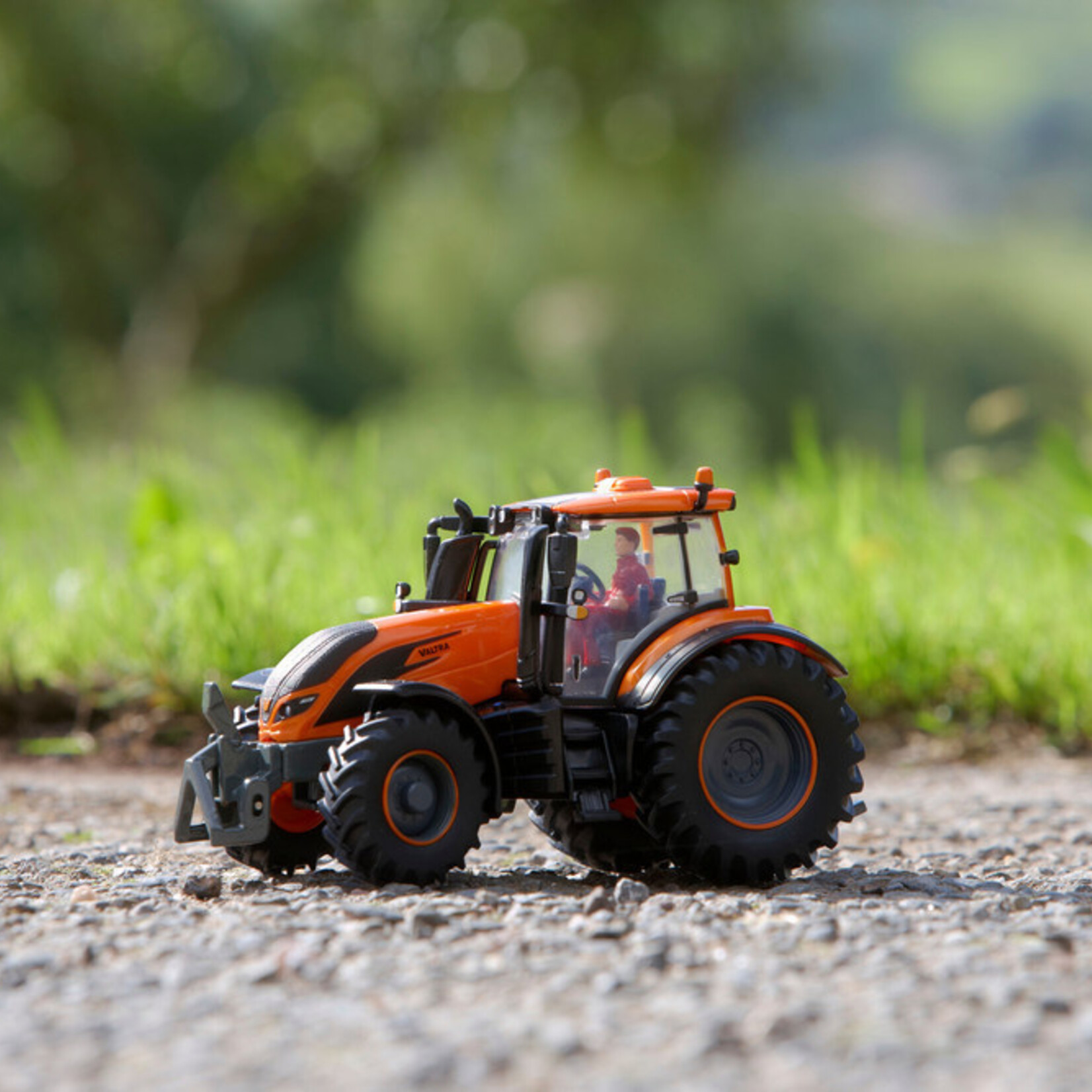 Britains Tracteur Britains Valtra T245 orange métallique – 1:32