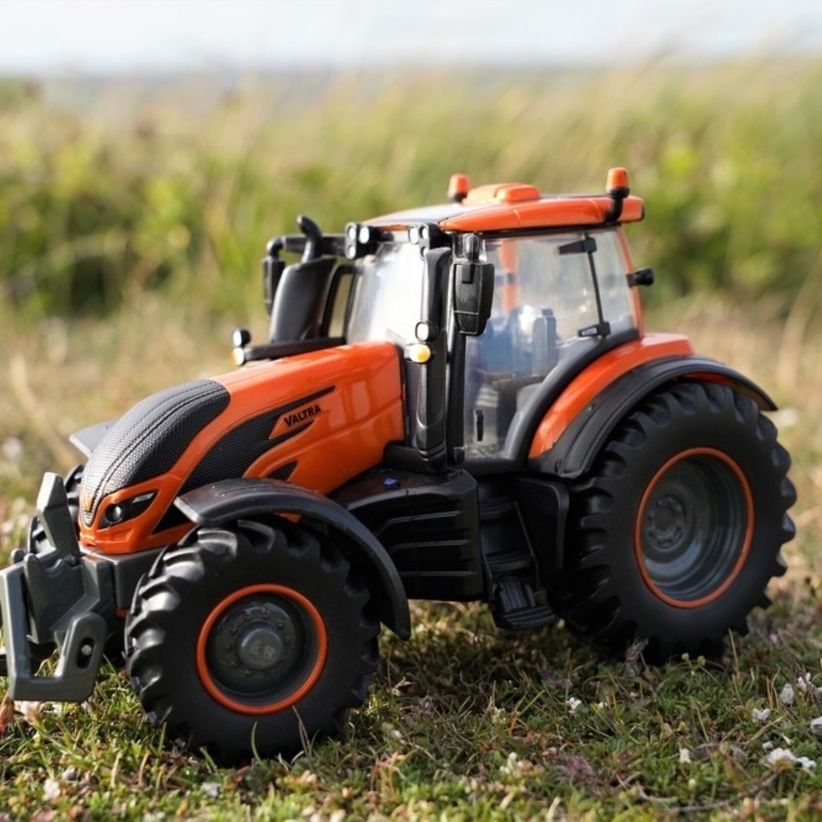 Britains Tracteur Britains Valtra T245 orange métallique – 1:32