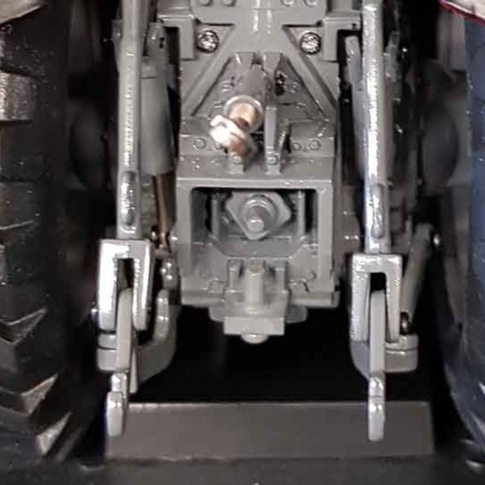 Universal Hobbies Tracteur Universal Hobbies Massey Ferguson 8S.265 – 1:32