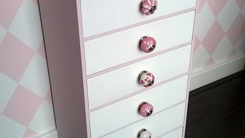 Meubels met verschillende porseleinen knoppen.