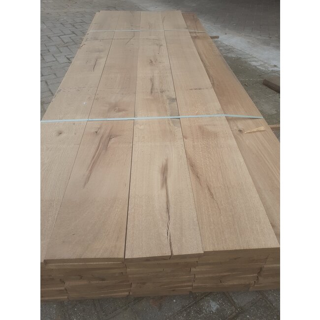 Eiken planken gedroogd en geschaafd per bundel.