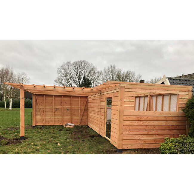 Maatwerk douglas overkapping met plat dak geplaatst in Ansum