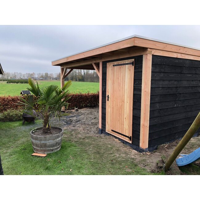 Schuur met overkapping Veessen